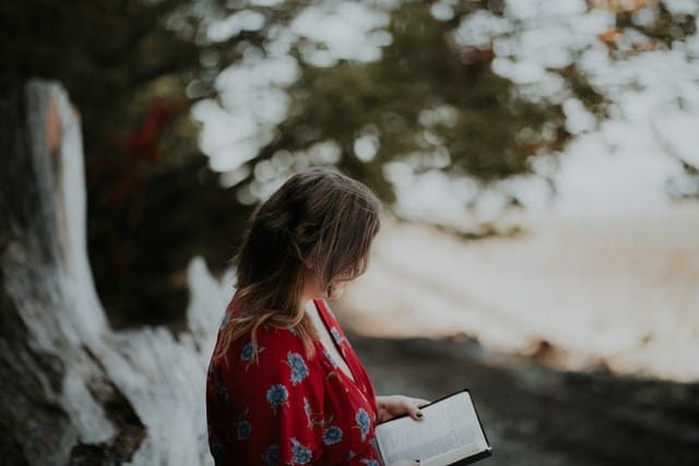chica con libro en la playa